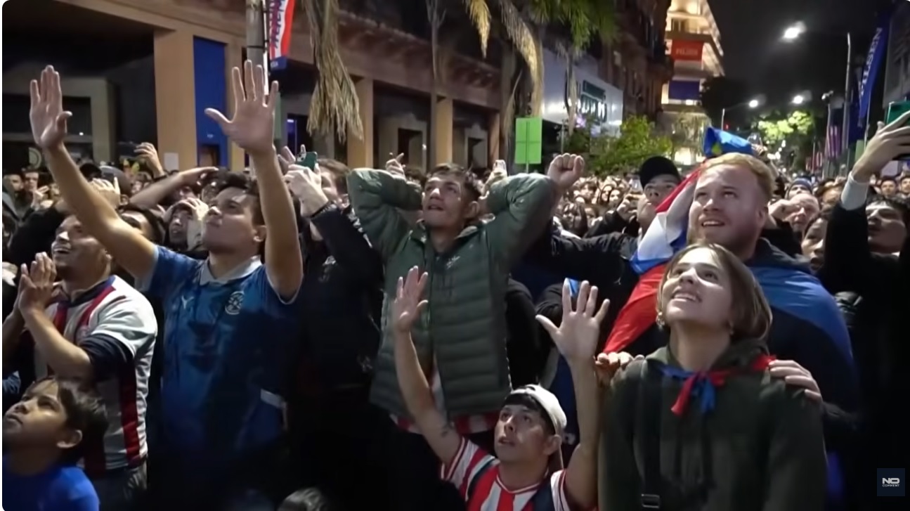 Paraguay taraftarları tarihi Almanya galibiyetini kutluyor